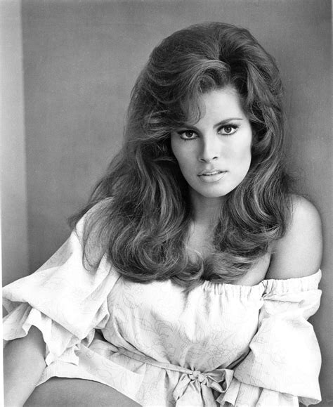 30 Glamorous Photos of Raquel Welch as a Model in the 1960s。